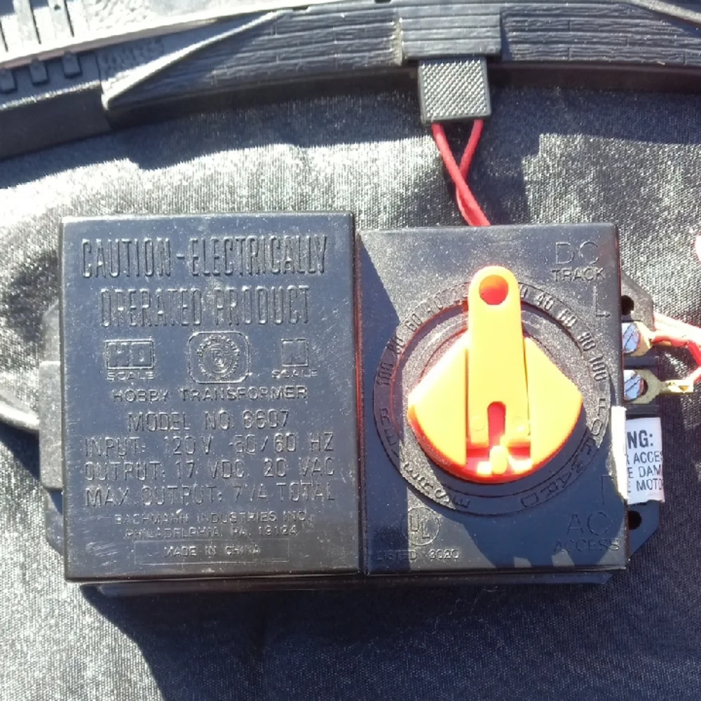 Final Price! HO Scale Train Track Set with Black Tracks and Red Controller - Picture 6 of 6